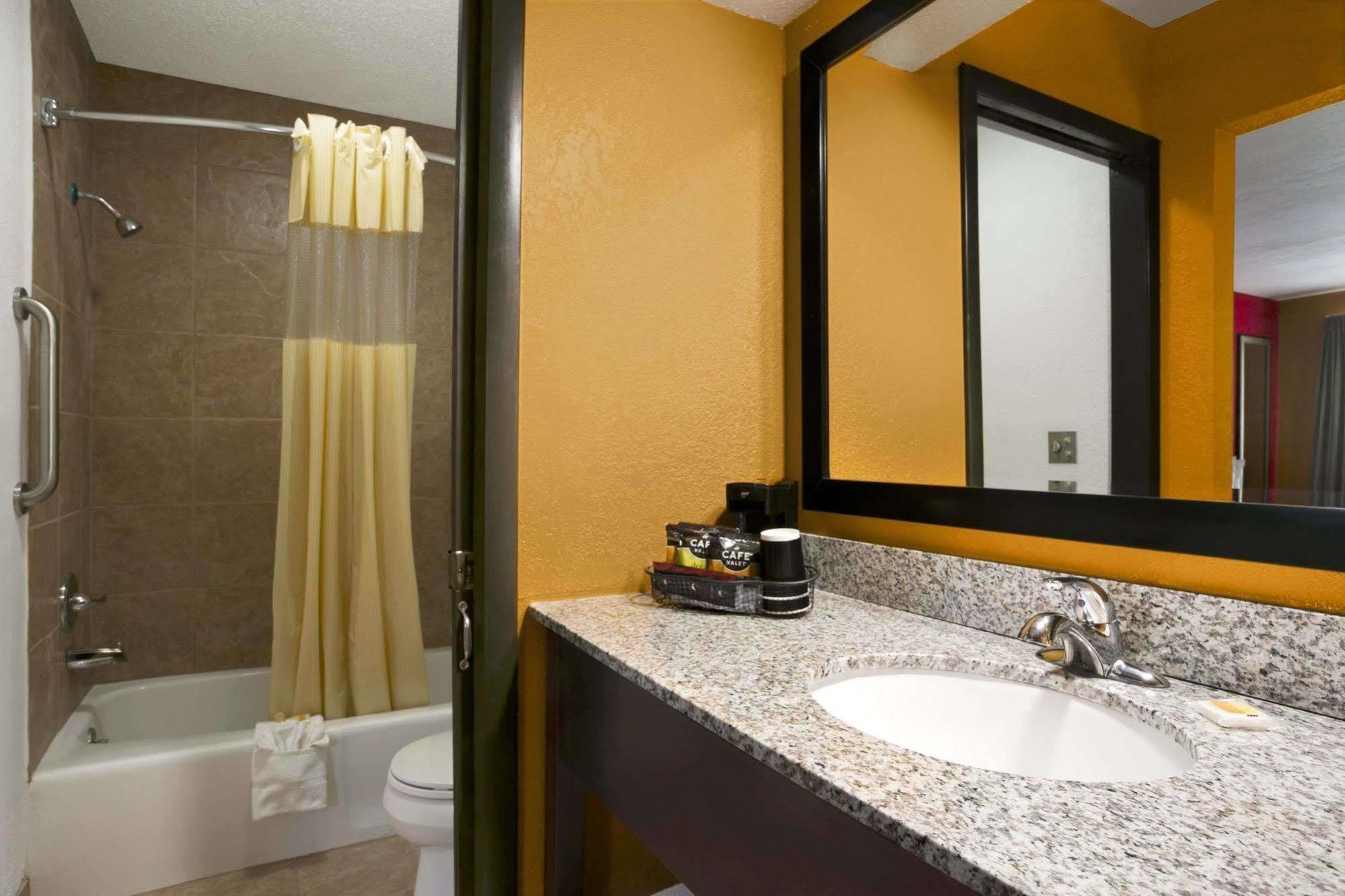 Days Inn By Wyndham Liberty/Ne Kansas City Exterior photo